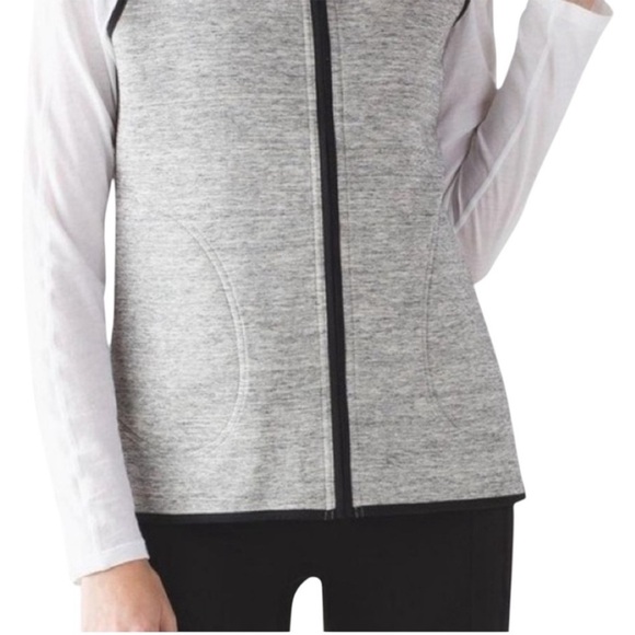 Lululemon Insculpt Vest Size 8 REVERSIBLE Light Gray with black Trim - Picture 3 of 14
